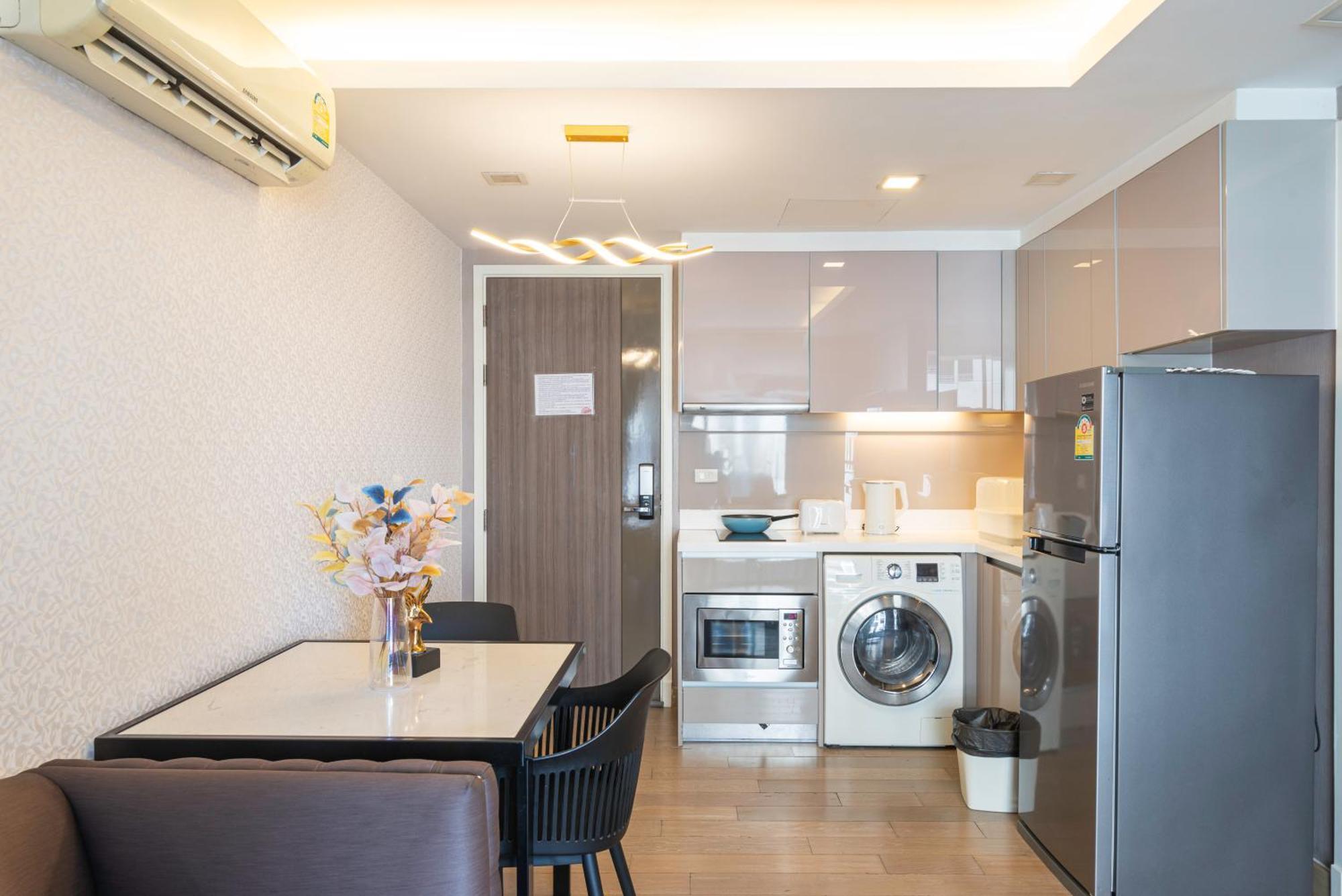 Apartamento Dazzle Sukhumvit 7 By Lefoyer Bangkok Exterior foto